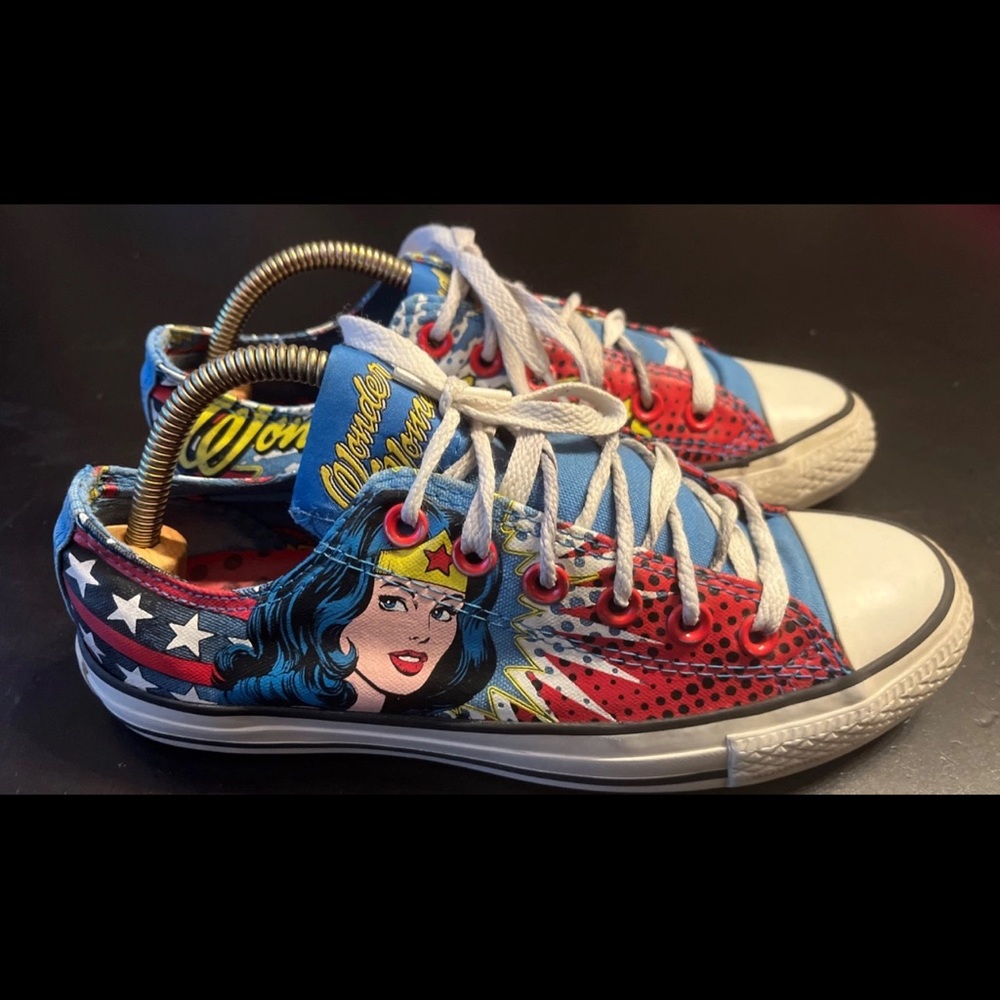 Converse x Wonder Woman Low top Print Gold Crown RARE TM&DC Comics/Converse EUC - Picture 2 of 7